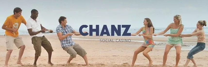 Sex personer står tre vid var sida av bilden och har en dragkamp. På repet de drar i vilar Chanz Casinos logotyp. De står på en sandstrand och havet syns i bakgrunden.