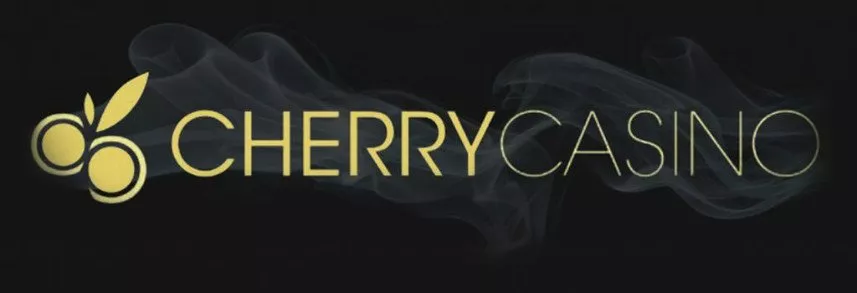 På en svart bakgrund syns texten Cherry Casino i gult och grått. Framför namnet syns två guldfärgade körsbär. Bakomtexten syns en rökeffekt.