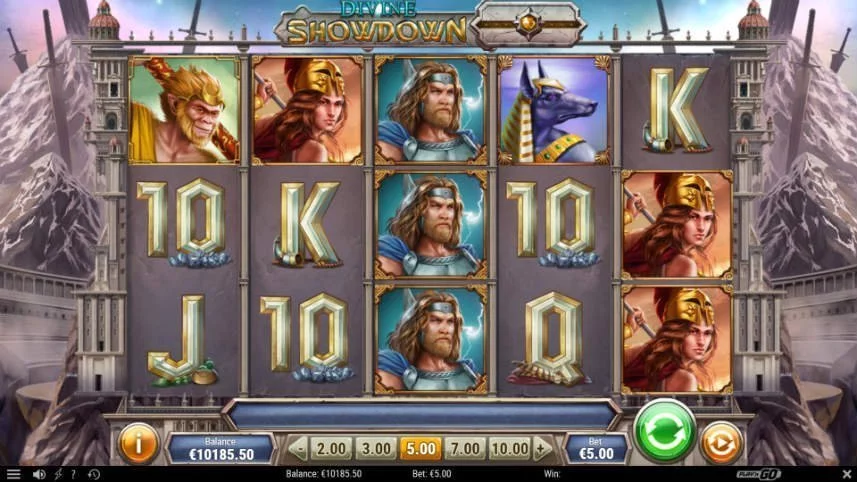 Skärmdump från casinospelet Divine Showdown. På bilden ser vi spelets olika symboler i form av gudar och gudomliga djur. Vi ser även symboler i form av bokstäver och siffror. I bakgrunden ser vi berg med nedstuckna svärd och vita torn.