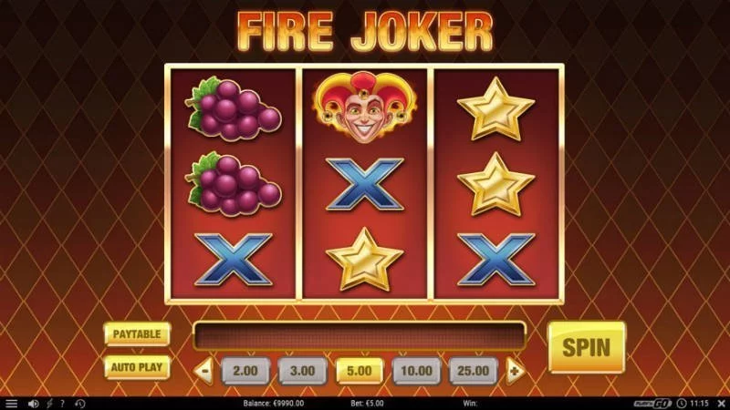 BIlden visar basspelet i Fire Joker. De tre hjulen syns och 9 symboler. Symbolerna består av X, stjärnor en joker och vindruvor. Ovanför hjulen syns texten Fire Joker. Under syns kontrollerna i form av Playtable, Auto Play, Insats och Spin. 