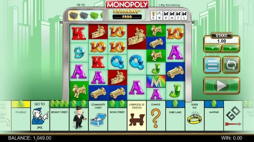 På bilden ser vi spelautomaten Monopoly Megaways från Big Time Gaming. På bilden ser vi själva spelytan där symboler bestående av bokstäver och symboler från Monopol finns. Under ser vi klassiska rutor från originalspelet.