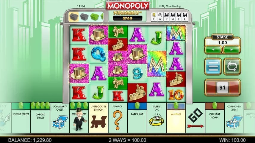 Bilden visar Monopoly Megaways. I mitten syns spelytan med monopolsymboler och bokstäver. Under syns klassiska delar av originalspelet.