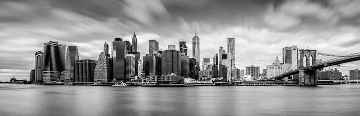 Bilden visar Brooklyn, New Yorks, skyline. Längst till höger ser vi Brooklyn Bridge. NYspins Casino har ett tema som baseras på just New York.