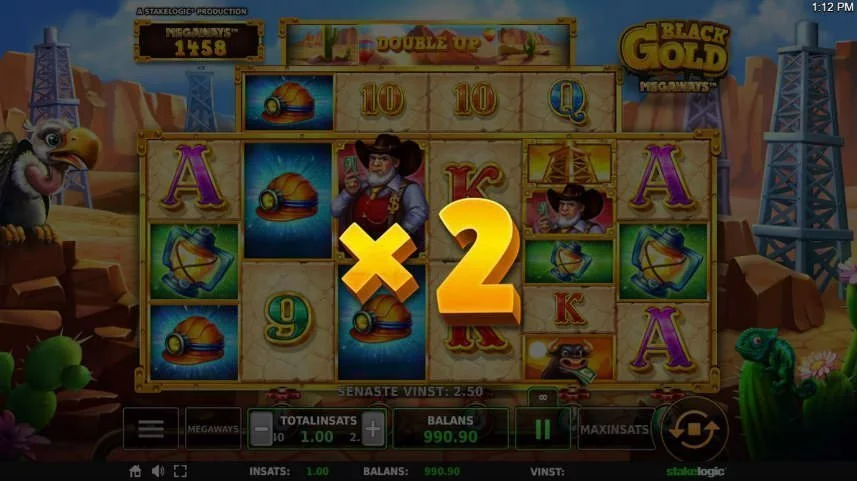 En multiplikator har aktiverats i casinospelet Black Gold megaways. Multiplikatorn är på x2 vilket innebär att den dubblar nästa vinst. Spelet är mörkare för att den guldfärgade x2 ska sticka ut mer.