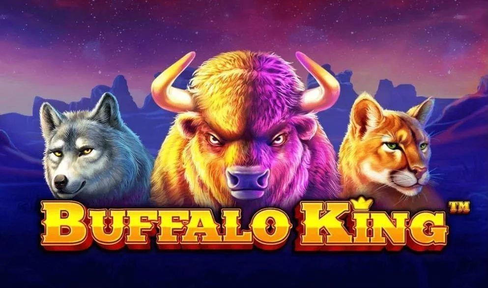 Grafik från casinospelet Buffalo King. Vi ser en varg, en buffel och ett bergslejon intill varandra. Under dem står spelets namn i gula bokstäver. I bakgrunden ser vi en bergskedja och en stjärnklar natthimmel. 
