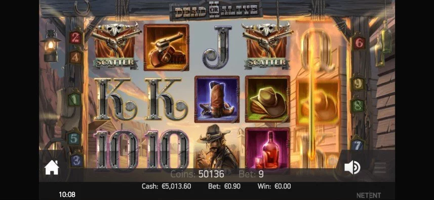 Skärmbild från NetEnts casinospel Dead or Alive 2. På bilden ser vi hur det högra hjulet snurrar. På de andra hjulen ser vi casinosymboler i form av bokstäver, en cowboy, whisky, cowboyhatt, cowboyboots och revolvrar. i Nedre vänstra hörnet syns en hemknapp, i nedre högra finns en volymknapp, längst ned ser vi saldo, insats, myntvärde och vinst. Bakgrunden består av en typisk cowboystad i ett ökenlandskap.