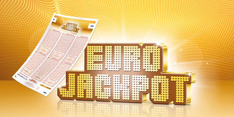Reklambild för Euro Jackpot. På bilden ser vi en kupong lutad mot texten Euro Jackpot. Både texten och bakgrunden är guldfärgade.