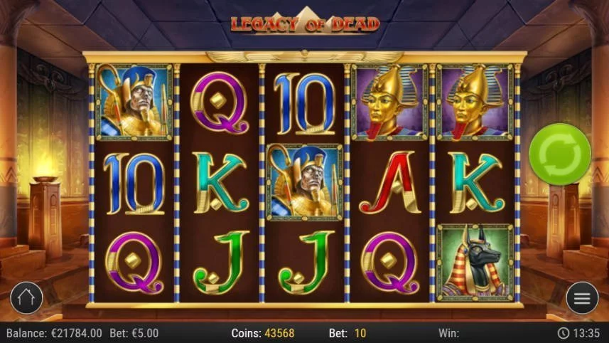 På bilden ser vi Play N GO:s online slot Legacy of Dead. I center är spelytan med symboler bestående av bokstäver och faraoner. I bakgrunden syns en gammal gravkammare.