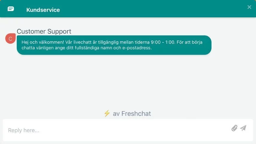 Skärmdump från live chatten (kundservice) på Nano Casino. Kundtjänstarbetaren har skrivit ett meddelande i chatten: "Hej och välkommen! Vår livechatt är tillgänglig mellan tiderna 9:00 - 1:00. För att börja chatta vänligen ange ditt fullständiga namn och e-postadress".