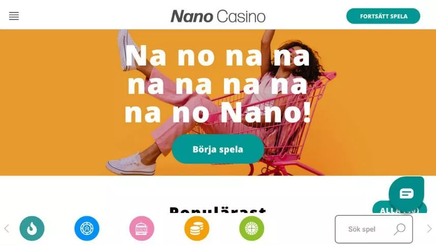 skärmbild från Nano Casinos startsida. Högst upp ser vi menyn, casinots logotyp och inloggning. Nedan ser vi en gul bakgrund med en kvinna sittande i en rosa kundvagn, över henne står texten "Na no na na na na na na na no Nano!" och under det en knapp med orden "Börja Spela". Under detta ser vi meny med navigation till casinots olika speltyper.