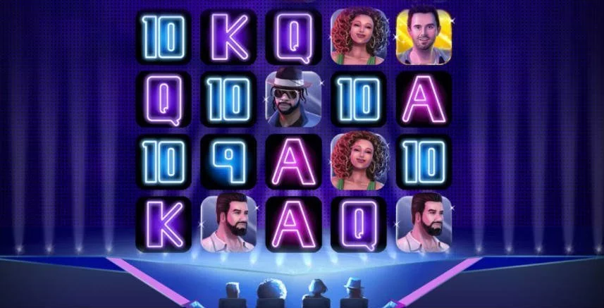 Skärmbild från casinospelet Pop Stars. Centrerat ser vi casinots spelyta som består av symboler i form av bokstäver, siffror och fiktiva kändisar. Bakgrunden består av en scen och framför scenen sitter fyra jurymedlemmar, precis som TV-program som Idol och Talang. 