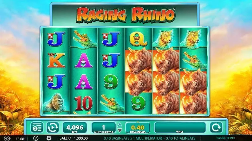 Skärmbild på casinospelet Raging Rhino. Högst upp ser vi spelets logotyp på en turkos bakgrund. Under ser vi själva spelytan med dess symboler, även här är bakgrunden turkos. Symbolerna består av bokstäver, krokodiler, gorillor, leoparder och noshörningar. Nedanför spelytan, med fortsatt turkos bakgrund, ser vi kontrollfältet med meny, autospel, vinstlinjer, multiplikator, insats, vinst och startknapp. Bakom spelautomaten syns gryning i en djungelmiljö. 