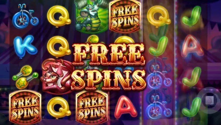 På bilden ser vi hur freespins aktiveras i Respins Circus. Spelytan består av symboler som cyklar, bokstäver, djur och freespinssymboler. I mitten av bilden står det Free spins.