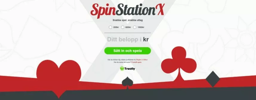 Skärmbild från SpinStation X hemsida. På bilden ser vi SpinStation X logotyp, insättningsbelopp och loginknapp samt Trustlys logotyp. I bakgrunden syns olika symboler från kortspel. 
