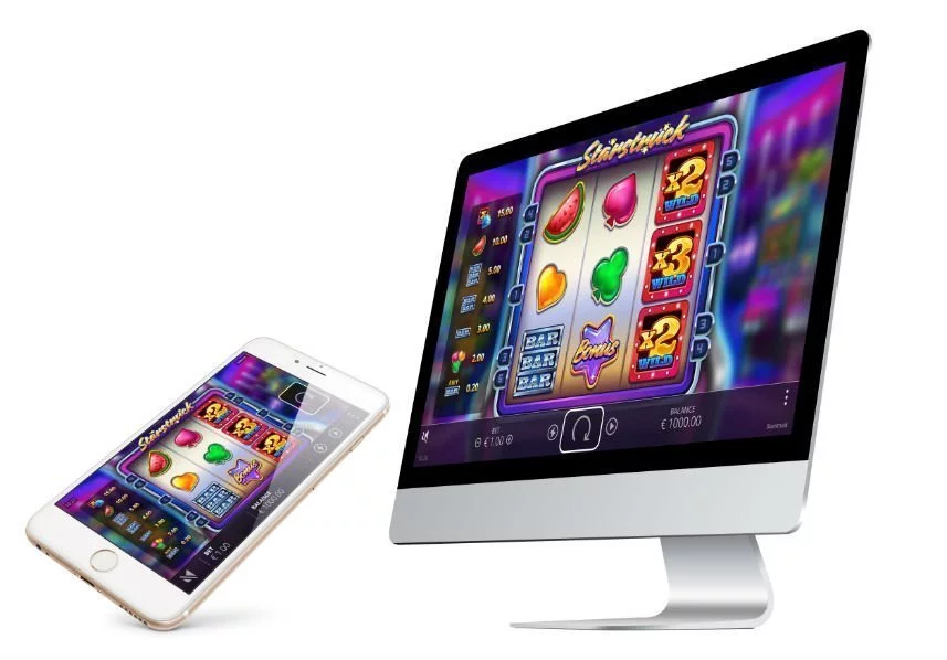 På denna bilden ser vi spelet Starstruck på en mobilskärm och en datorskärm. Syftet är att visa upp att spelet går spela på flera olika plattformar. 