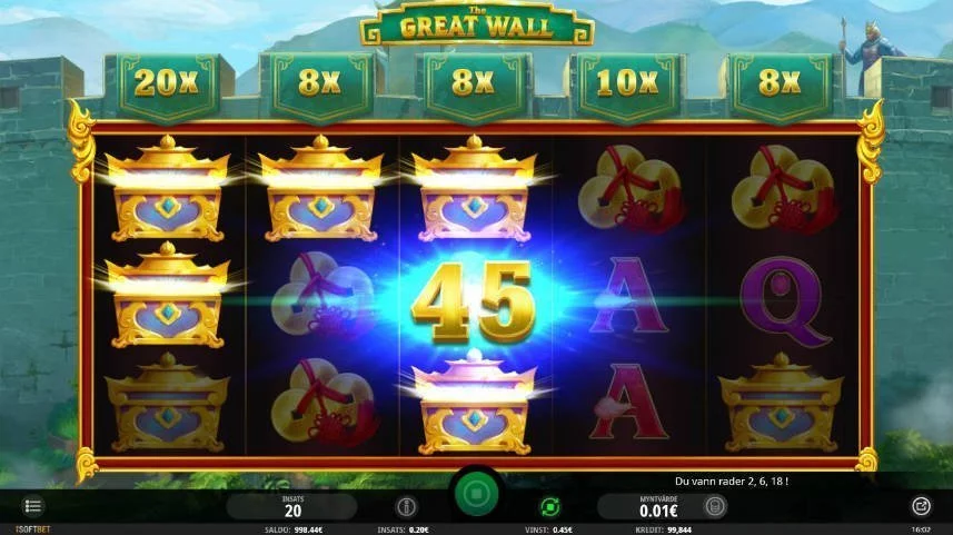 Vinst i casinospelet The Great wall. i bakgrunden ser vi kinesiska muren. Framför den ser vi spelytan där fem guldkistor är upplysta. I mitten står det "45".