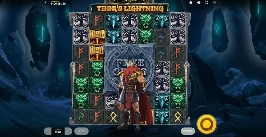 Här ser vi spelautomaten Thors Lightning. Centrerat i bilden, framför spelfältet, står guden Tor men sin hammare.