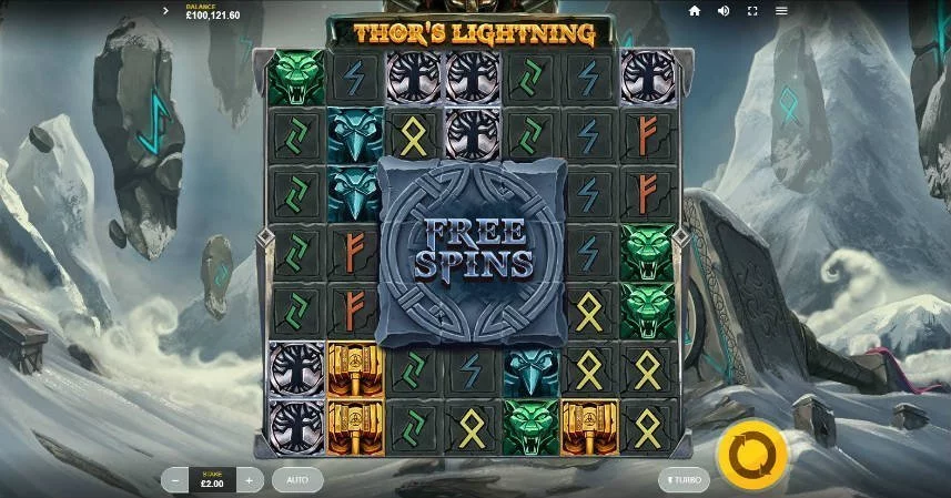 Här ser vi casinospelet Thors Lightning. Centrerat ser vi spelytan med symboler från fornnordisk mytologi. i mitten av spelfältet ser vi en stor sten som tar upp 3x3 block. Den är märkt freespins. När detta block förstörts aktiveras spelets frispelsläge. Nedanför spelytan ser vi insats och startknapp.
