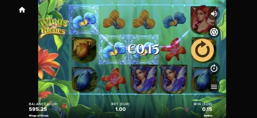 Bild från casinospelet Wings of Riches. Vi ser spelets yta med symboler bestående av blommor insekter och feér. I bakgrunden syns olika växter.