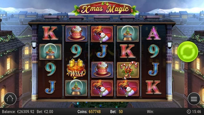 Skärmbild från casinospelet Xmas Magic. Visar spelets olika symboler, spelyta, kontrollfält och en julpuntad tecknad stad i bakgrunden.